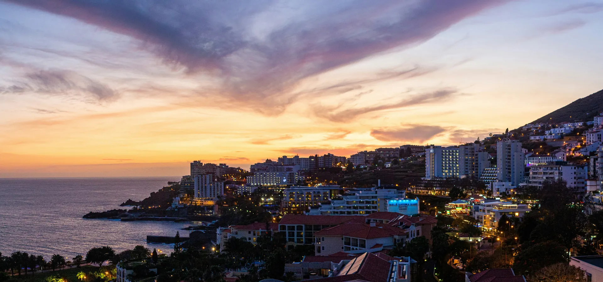 Panorama de Funchal et de la côte de Madère au coucher de soleil
